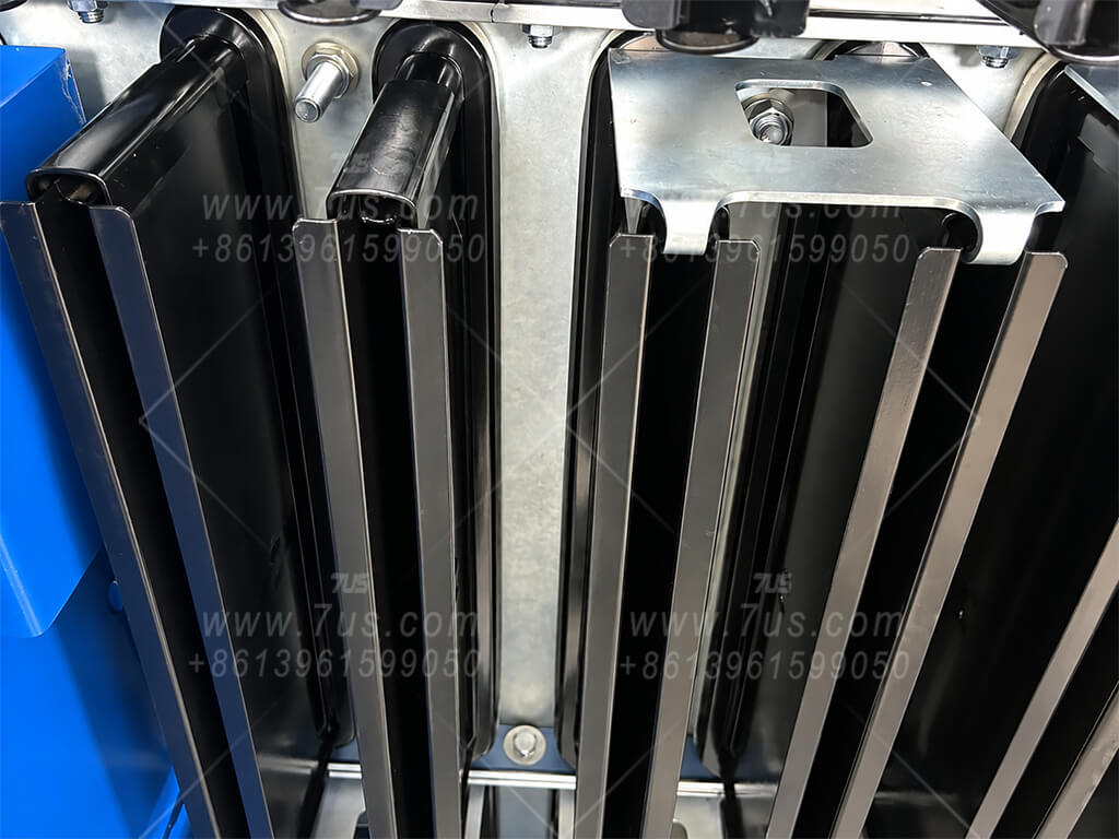Flat bag support cage retaining clip detail